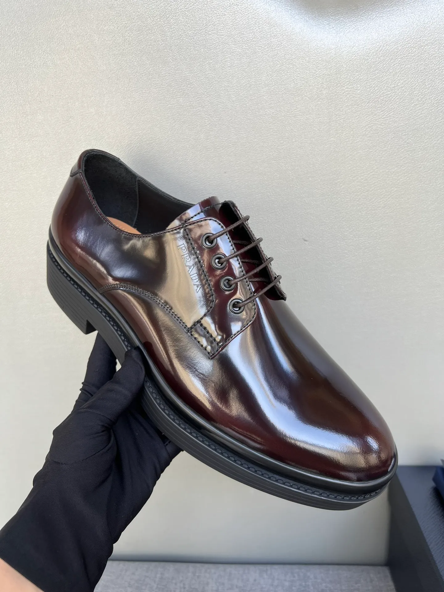 Men's shoes 💰860 💰Best recommendation✨PRADA Prada top purchasing quality imported upper with color-brushed edge beads carved toe design cowhide lining private molded TPU outsole non-slip, wear-resistant and elastic fashionable and versatile burgundy black blue 39-44 in stock (38, 45 customized for replacement, return and exchange)